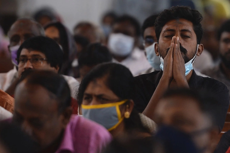 Devotos cristãos católicos assistem a uma santa missa durante um culto da Quarta-feira de Cinzas na Basílica da Catedral de São Tomás, em Chennai, em 2 de março de 2022. | ARUN SANKAR/AFP via Getty Images