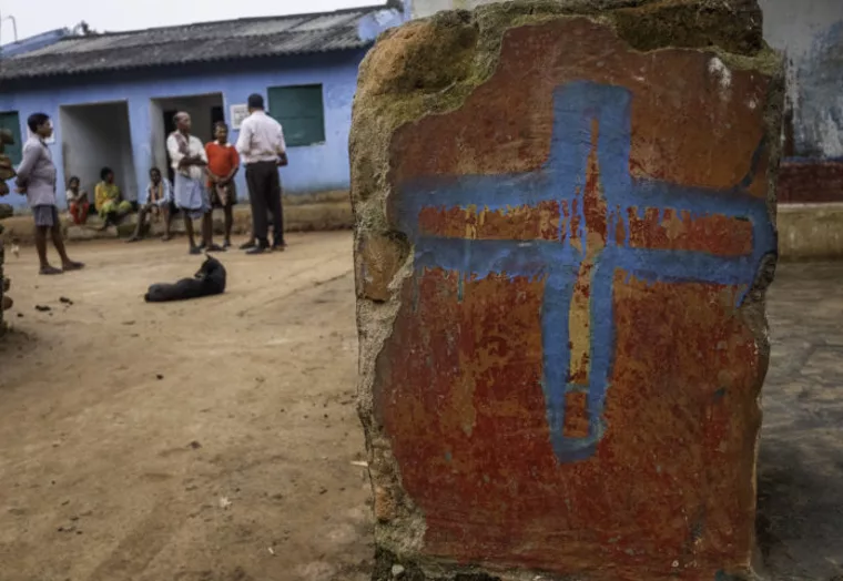 Os cristãos se encontram perto de sua igreja reconstruída em Kandhamal. Em 2008, quase todas as igrejas da região foram destruídas por nacionalistas hindus. | João Fredricks