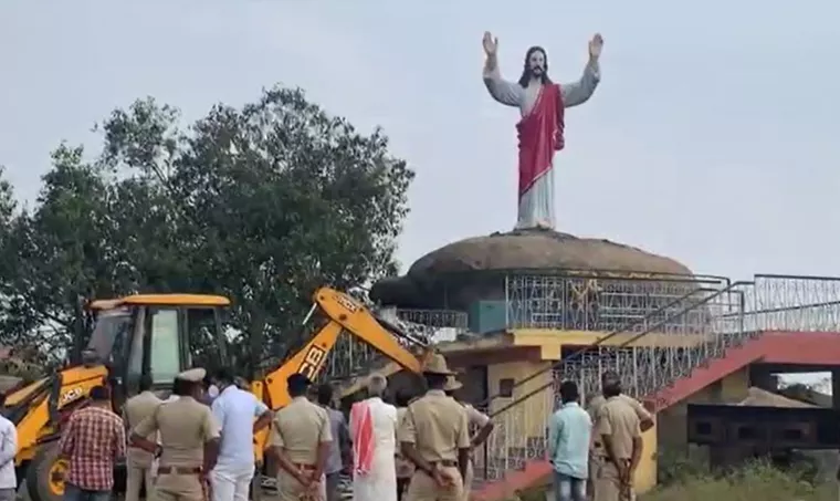 Uma estátua de Jesus de 20 metros de altura está de pé antes de ser demolida pelo governo no estado indiano de Karnataka, em fevereiro de 2022. | Captura de tela: YouTube