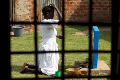 Um seguidor da igreja do Movimento Espírito Santo realiza rituais em um santuário na cidade de Gulu, ao norte da capital de Uganda, Kampala, em 15 de fevereiro de 2015. | Reuters/James Akena