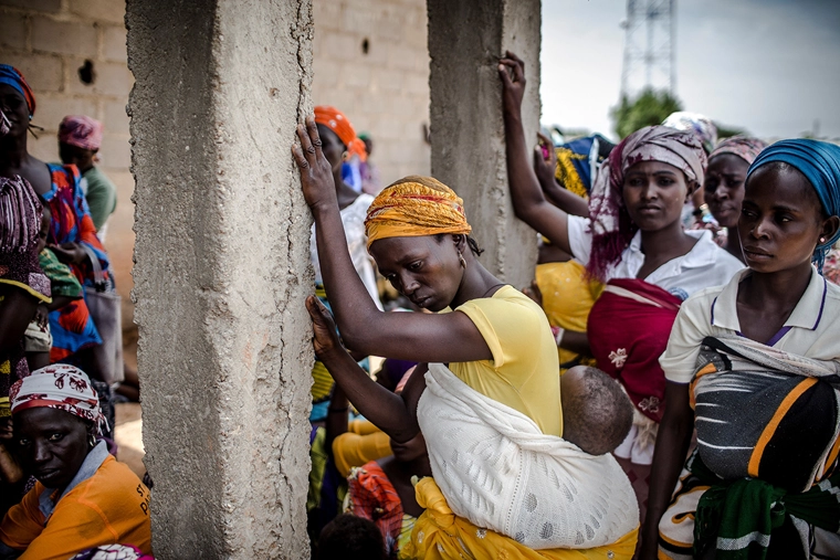 Um grupo de agricultores cristãos de Adara se reúne na entrada de uma igreja após o culto de domingo na Igreja Ecwa, Kajuru, Estado de Kaduna, Nigéria, em 14 de abril de 2019. - O conflito em curso entre pastores muçulmanos e agricultores cristãos, que custou quase 2.000 vidas em 2018 e deslocou centenas de milhares de outras pessoas, é uma questão divisiva para a Nigéria e alguns outros países da África Ocidental. | LUIS TATO/AFP via Getty Images