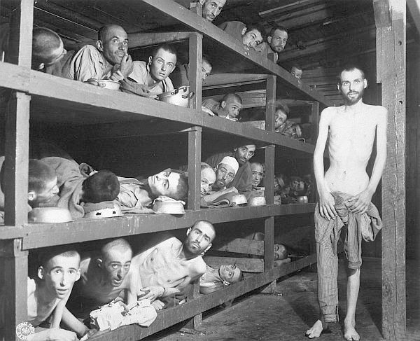 São trabalhadores escravos no Buchenwald campo de concentração perto de Jena; muitos haviam morrido de desnutrição quando as tropas americanas da 80ª Divisão entraram no campo. Alemanha, 16 de abril de 1945. Pvt. H. Miller. (Exército) ARQUIVO NARA #: 208-AA-206K-31 GUERRA & CONFLITO LIVRO #: 1105