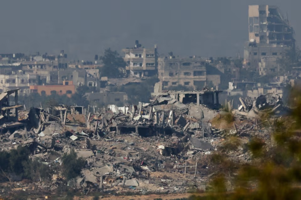 [2/2] Edifícios estão em ruínas em Gaza, como visto do sul de Israel, 4 de dezembro. REUTERS/Athit Perawongmetha Comprar Licenciamento Direitos