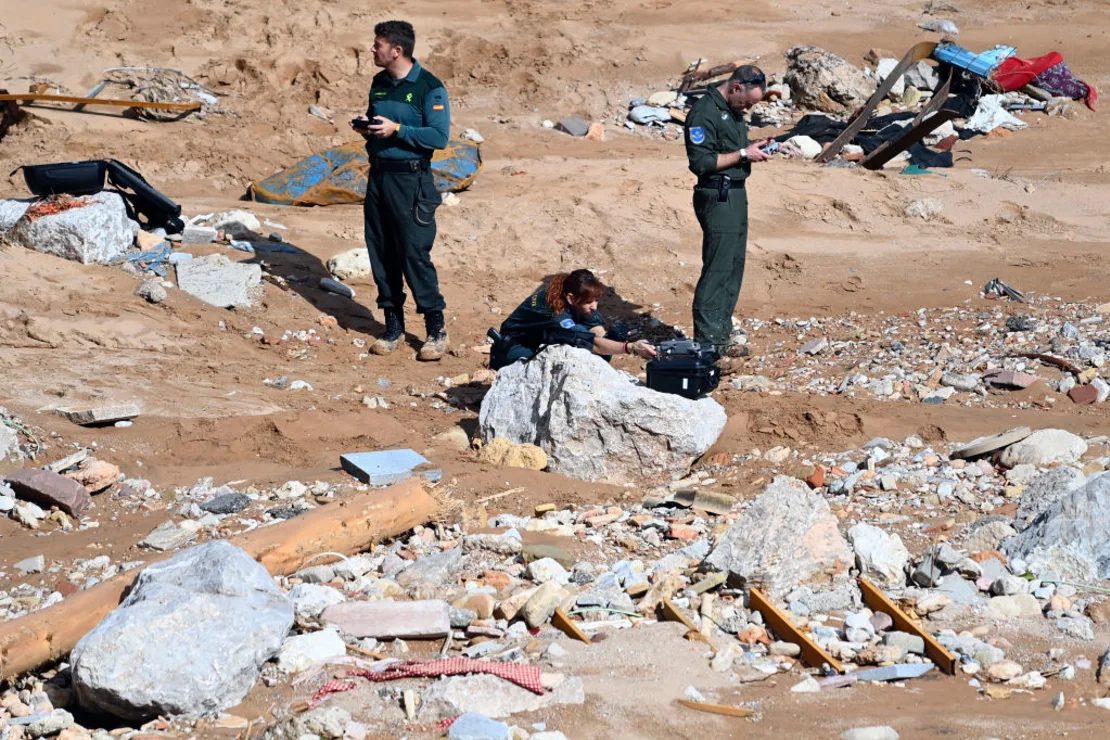 Guardas civis usam drones para procurar vítimas em 1º de novembro de 2024 em Valência, Espanha. Jose Jordan / AFP / Getty Images