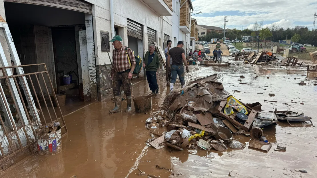 Moradores da Avenida del Milagroo limpam os danos da tempestade. CNN