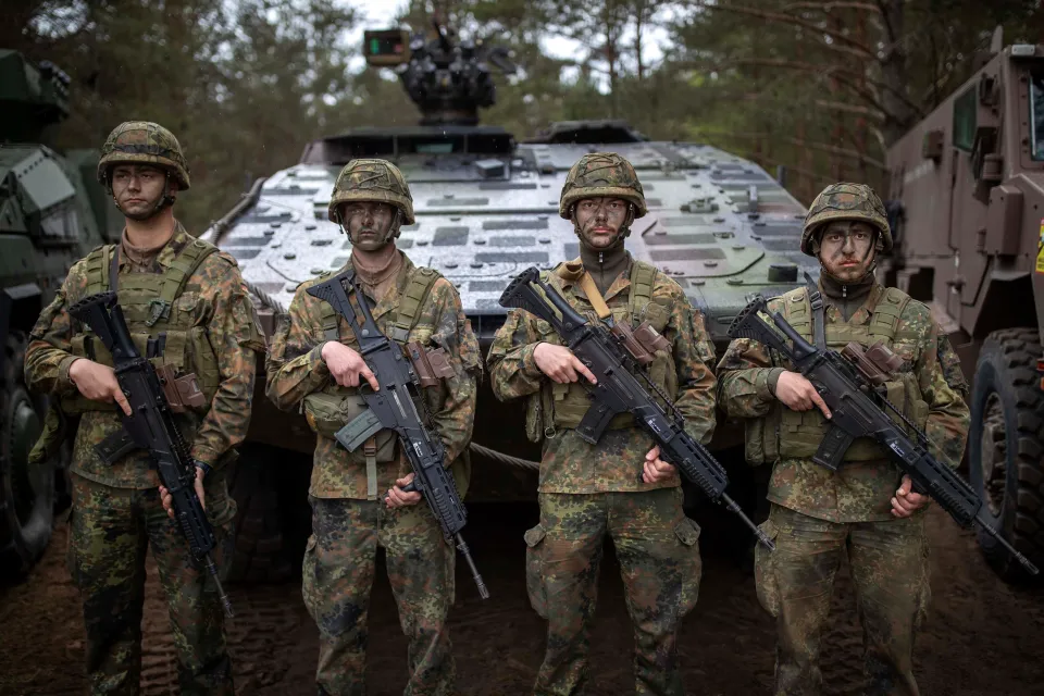 Soldados alemães da Bundeswehr no campo de treinamento em Pabrade, Lituânia, em maioCrédito: AP