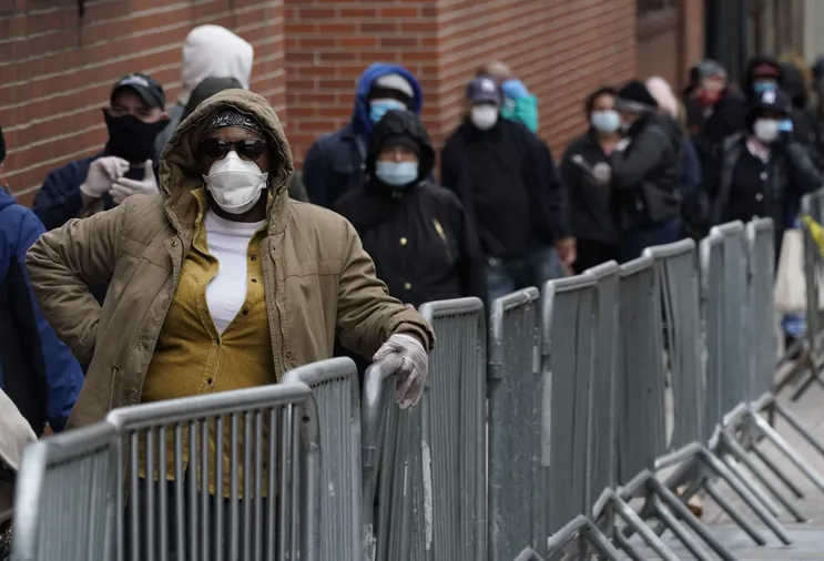 Pessoas esperam na fila por um teste de coronavírus em um dos novos locais de teste COVID-19 que foram inaugurados no estacionamento do NYC Health + Hospitals / Gotham Health Morrisania na seção do Bronx de Nova York em 20 de abril de 2020.
TIMOTHY A. CLARY, AFP via Getty Images