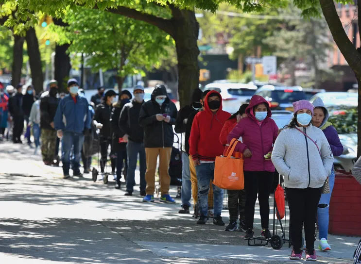 Pessoas esperam na fila enquanto membros da Guarda Nacional do Exército dos EUA distribuem alimentos e outros itens essenciais para pessoas necessitadas em uma despensa de alimentos no bairro do Brooklyn, na cidade de Nova York, em 13 de maio de 2020.
Chris Landsberger, O Oklahoman